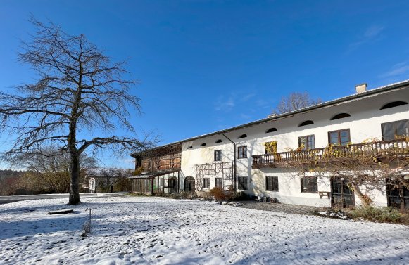 Immobilie in 83370 Bayern - Seeon-Seebruck: Bezaubernder Landsitz mit eigenem Seezugang und Pferdekoppel